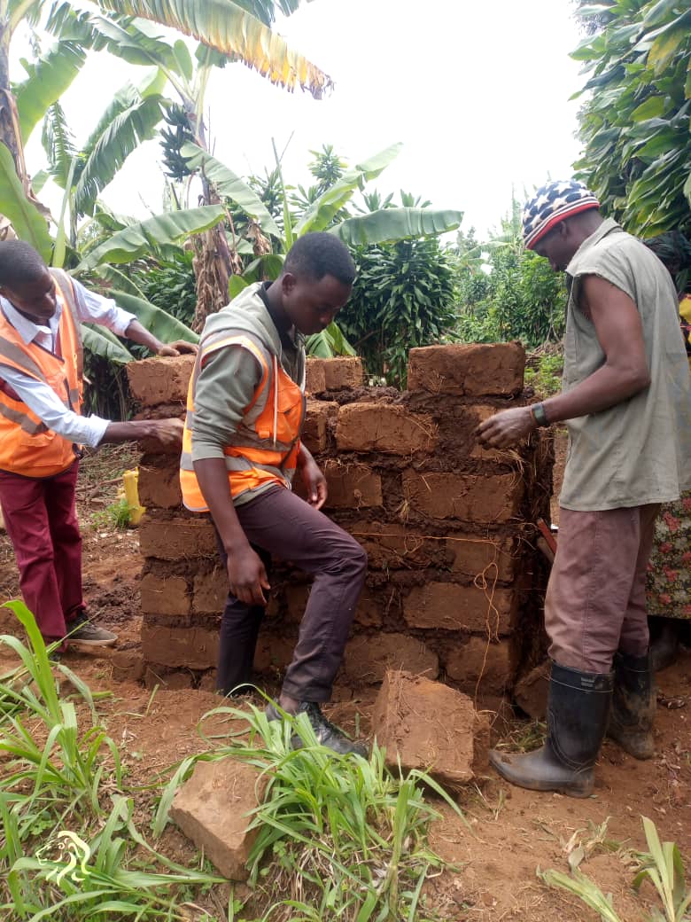 RutareRyvcp's tweet photo. Uyu munsi tariki ya 27/08/2022
Urubyiruko rw'abakorerabushake ba @rutare twakoze umuganda wo kubakira umuturage ubwiherero dufasha n'abaturage kwikingiza COVID-19
@GicumbiRyvcp 
@enganeyezu https://t.co/pBTeSAB2W4