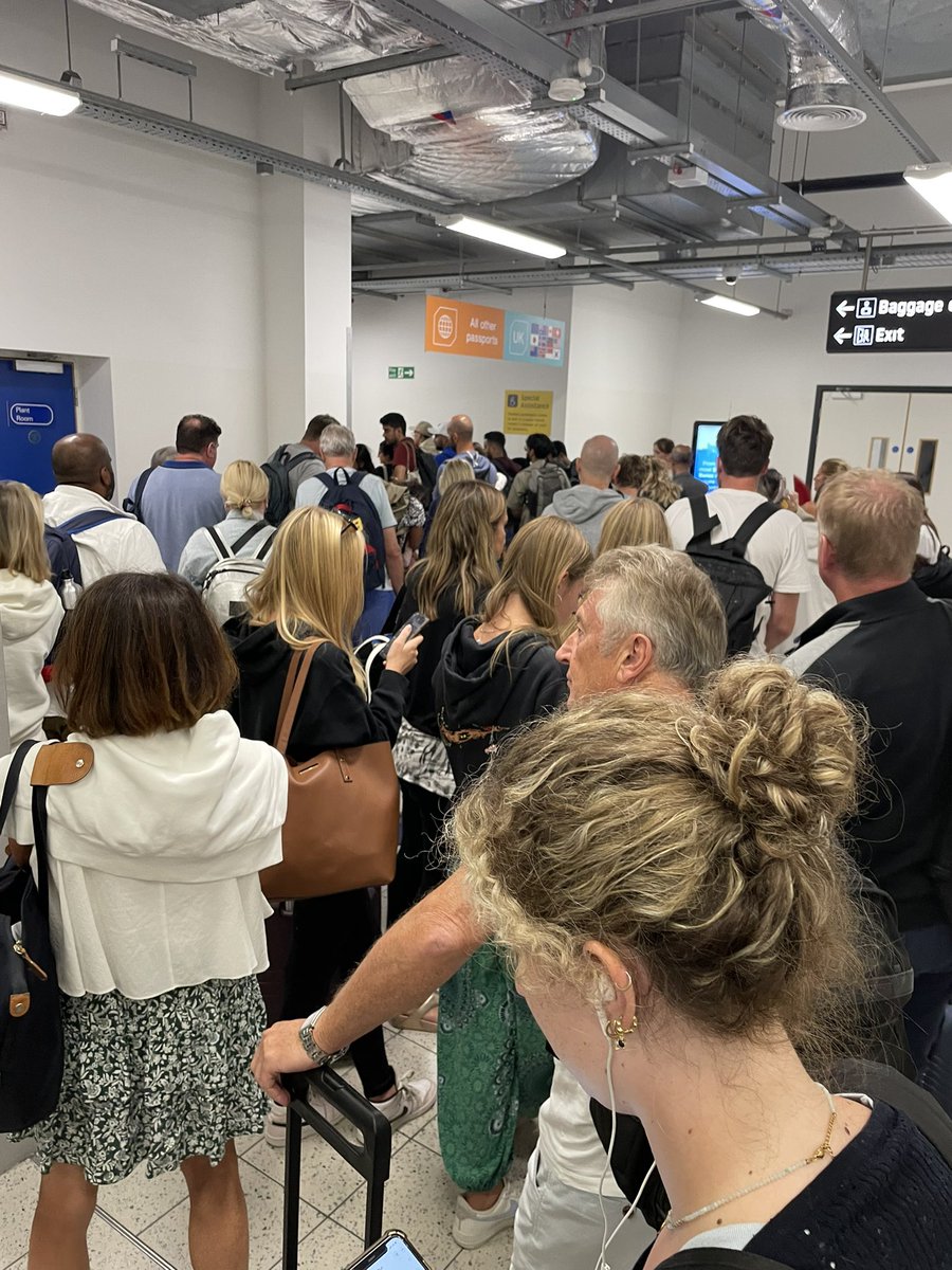 SimonLythgoe's tweet photo. Dear @easyJet .  After last night’s experience @LDNLutonAirport - which is quite possibly the worst in the world- I choose not to fly your airline again. There’s nothing quite like lining up for an hour at immigration after midnight! https://t.co/FA9o7oCZsF
