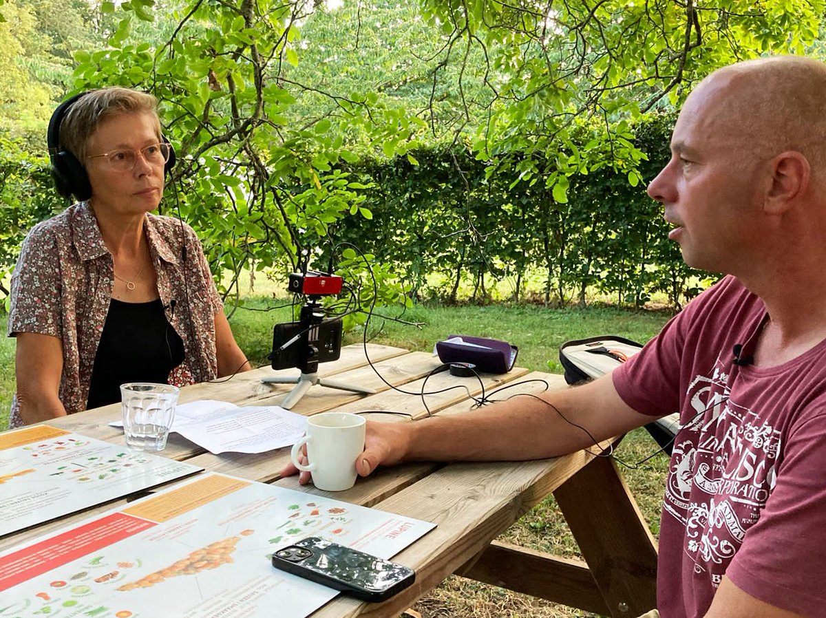 Een #podcast #buiten maken! Voor <a href="/SlowFoodiesNL/">Slow Foodies</a> interviewde ik de initiatiefnemers van #LekkerLupine (hier: #teler André Jurrius).

#lupine #lupineboon #eiwittransitie #plantaardig #eten #vegetarisch #vegan #boontjes #oogst #bio #biologisch  #duurzaam <a href="/mariekelameris/">12334</a>