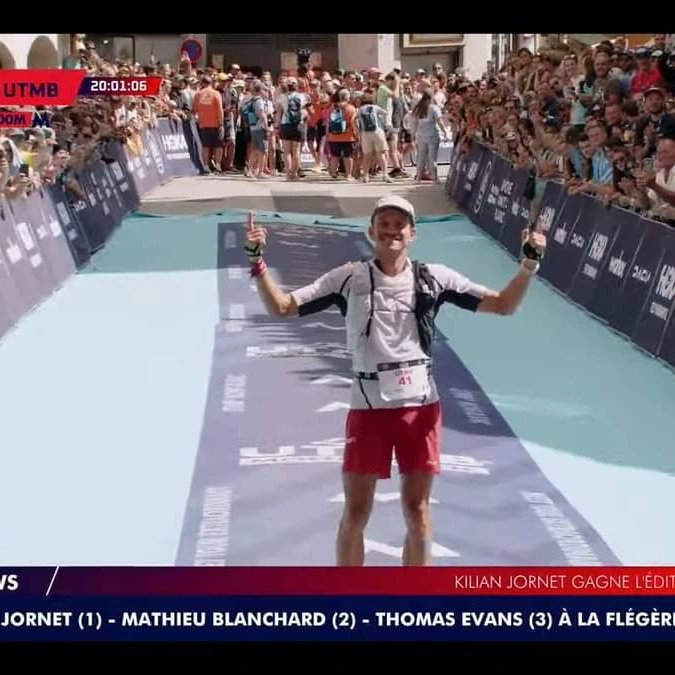 CliniqueCoureur's tweet image. Un temps record pour @Mathblanchard_ !!! 
Il arrive en 2e position juste après @kilianj  💗 

Quel exploit! Nous sommes fiers de lui ! Il a passé la ligne d'arrivée en 19:54:50! 😻💥🎊🎉

#UTMB2022