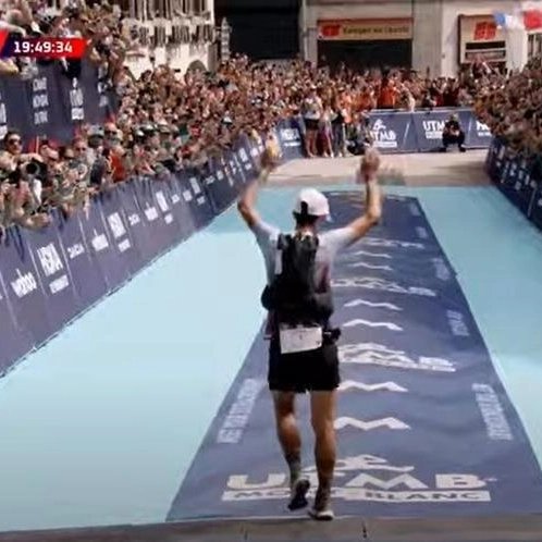 CliniqueCoureur's tweet image. Un temps record pour @Mathblanchard_ !!! 
Il arrive en 2e position juste après @kilianj  💗 

Quel exploit! Nous sommes fiers de lui ! Il a passé la ligne d'arrivée en 19:54:50! 😻💥🎊🎉

#UTMB2022