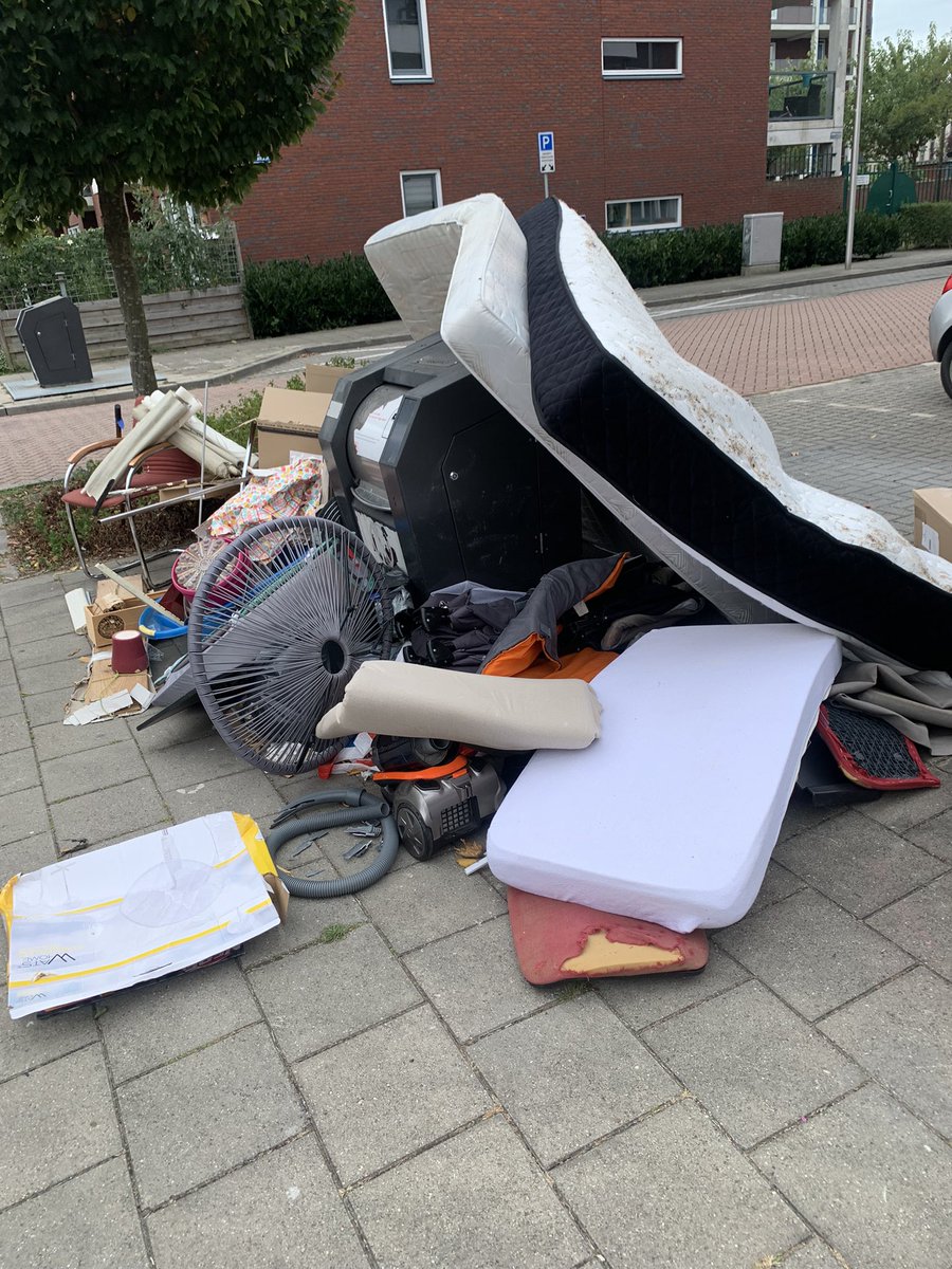 IntheBunks's tweet photo. @toezicht030 hoek Daelwijcklaan. Al aantal dagen ligt dit hier; ook vuilnis zo gedumpt. #schandalig #handhaving #boete https://t.co/omPUuOXKRG
