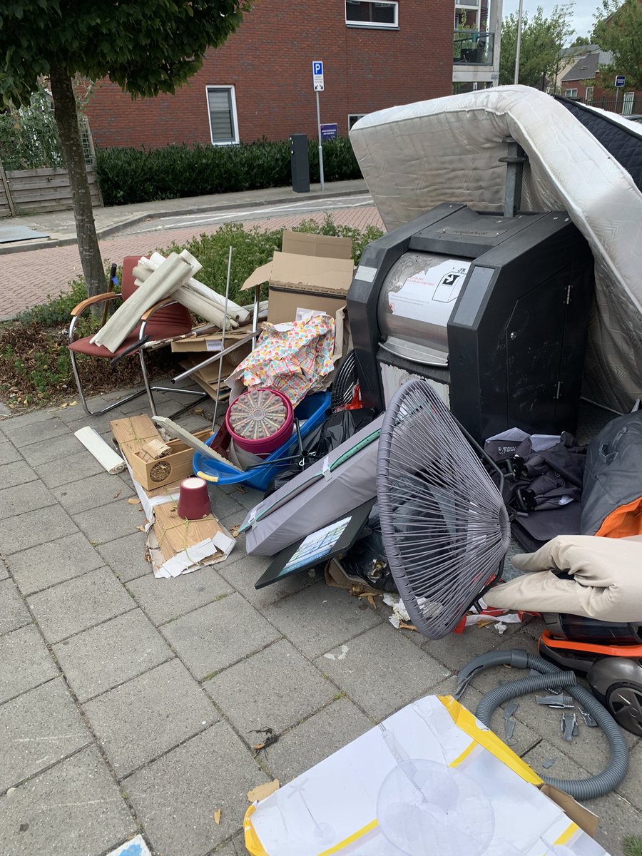 IntheBunks's tweet photo. @toezicht030 hoek Daelwijcklaan. Al aantal dagen ligt dit hier; ook vuilnis zo gedumpt. #schandalig #handhaving #boete https://t.co/omPUuOXKRG
