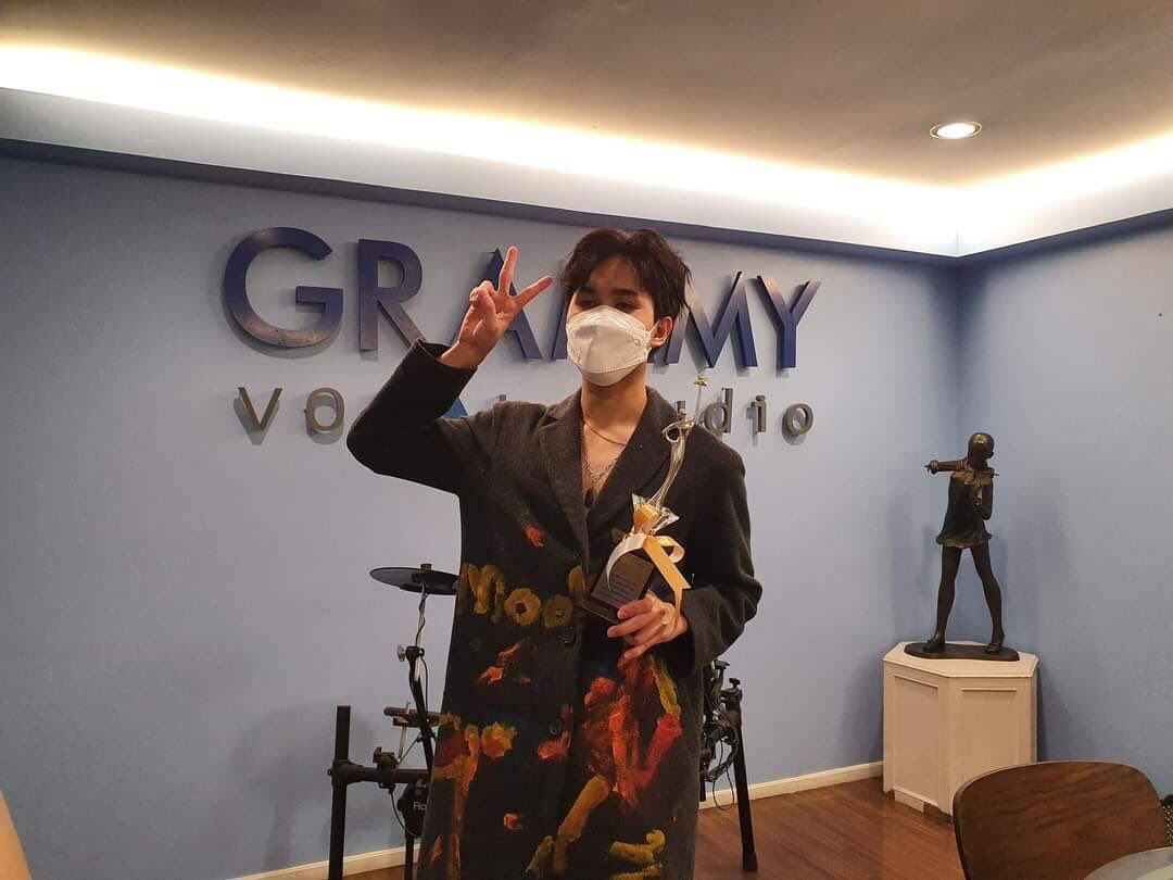 t_phukrit's tweet photo. จัดมา1รางวัล..ขวัญใจB9MUSIC 😘😘
เวที #B9ThailandSingingContest2022

#ล็อตเต้ภูกฤษ #t_phukrit
#ล็อตเต้ATP2022
#ATP2022
#ArtisttrainingProject
#GrammyVocalStudio
#GMMGRAMMY https://t.co/AngTdbOd2V