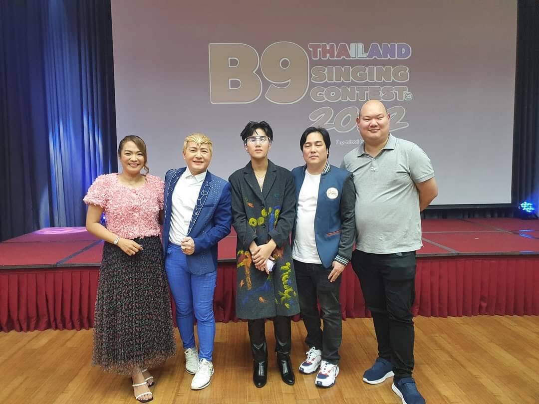 t_phukrit's tweet photo. จัดมา1รางวัล..ขวัญใจB9MUSIC 😘😘
เวที #B9ThailandSingingContest2022

#ล็อตเต้ภูกฤษ #t_phukrit
#ล็อตเต้ATP2022
#ATP2022
#ArtisttrainingProject
#GrammyVocalStudio
#GMMGRAMMY https://t.co/AngTdbOd2V
