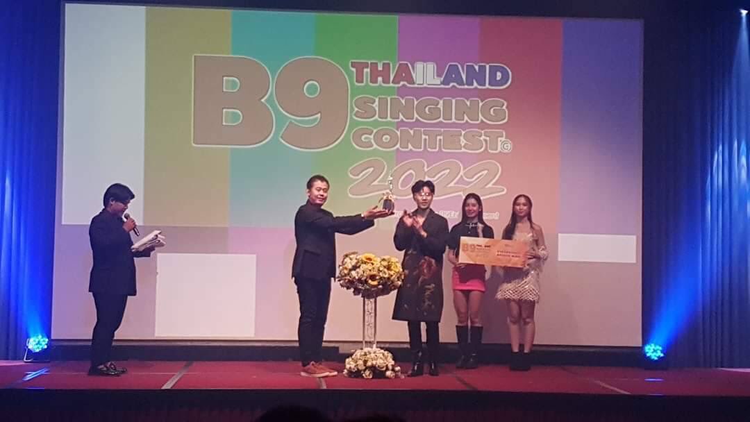 t_phukrit's tweet photo. จัดมา1รางวัล..ขวัญใจB9MUSIC 😘😘
เวที #B9ThailandSingingContest2022

#ล็อตเต้ภูกฤษ #t_phukrit
#ล็อตเต้ATP2022
#ATP2022
#ArtisttrainingProject
#GrammyVocalStudio
#GMMGRAMMY https://t.co/AngTdbOd2V
