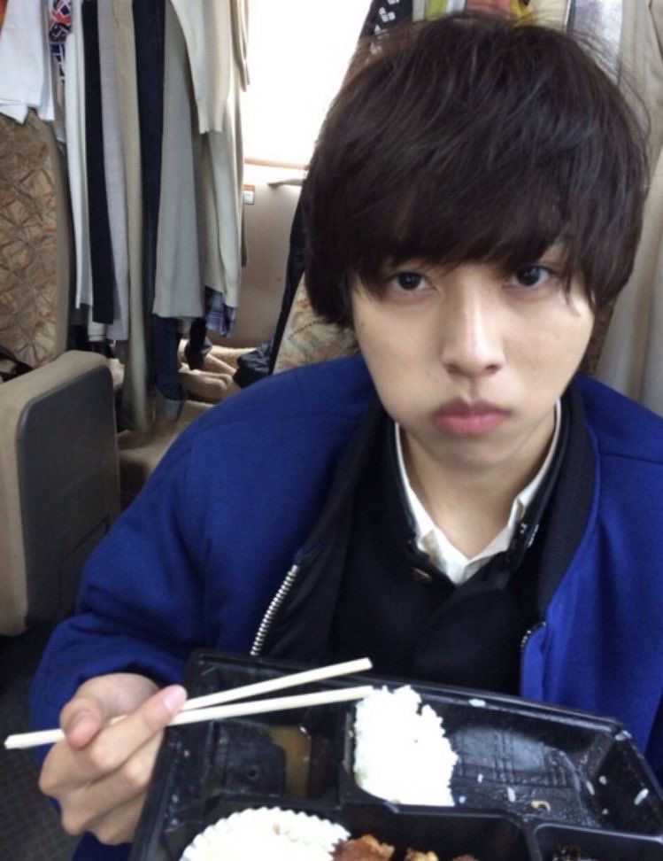nebulakento's tweet photo. watching the door into summer mv and pls not me crying every 5 mins 😭✋🏻 #kentoyamazaki #山﨑賢人 #好きな人がいること #AliceInBorderland https://t.co/zOYi6C4Bud