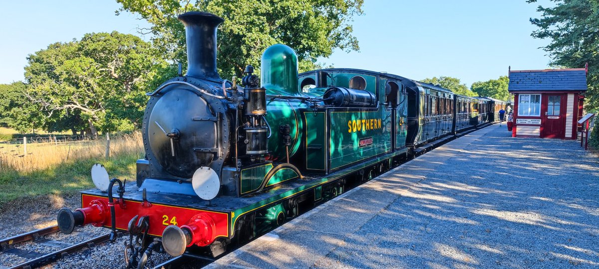 MattwicksBMR's tweet photo. A few photos mix of vintage rolling stock, historic vehicles, tractors, bikes, and some good food.
#IsleOfWight #IslandSteamShow #IWSR #Calbourne #SouthernRailway #TractionEngine #VintageCars #Havenstreet #Calbourne #Smallbrook https://t.co/vqmBsoXVcu