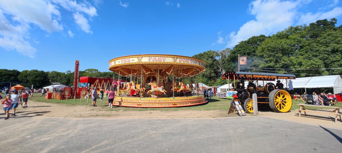 MattwicksBMR's tweet photo. A few photos mix of vintage rolling stock, historic vehicles, tractors, bikes, and some good food.
#IsleOfWight #IslandSteamShow #IWSR #Calbourne #SouthernRailway #TractionEngine #VintageCars #Havenstreet #Calbourne #Smallbrook https://t.co/vqmBsoXVcu