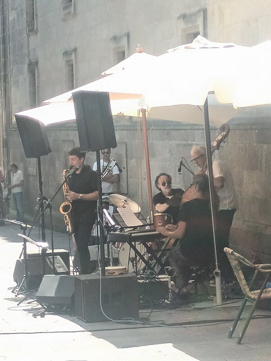 Na rúa de San Paio de Antealtares sempre hai que facer unha paradiña:

(<a href="/festfeitoaman/">Feito a Man</a> #Santiago de #Compostela #Galicia #Spain)