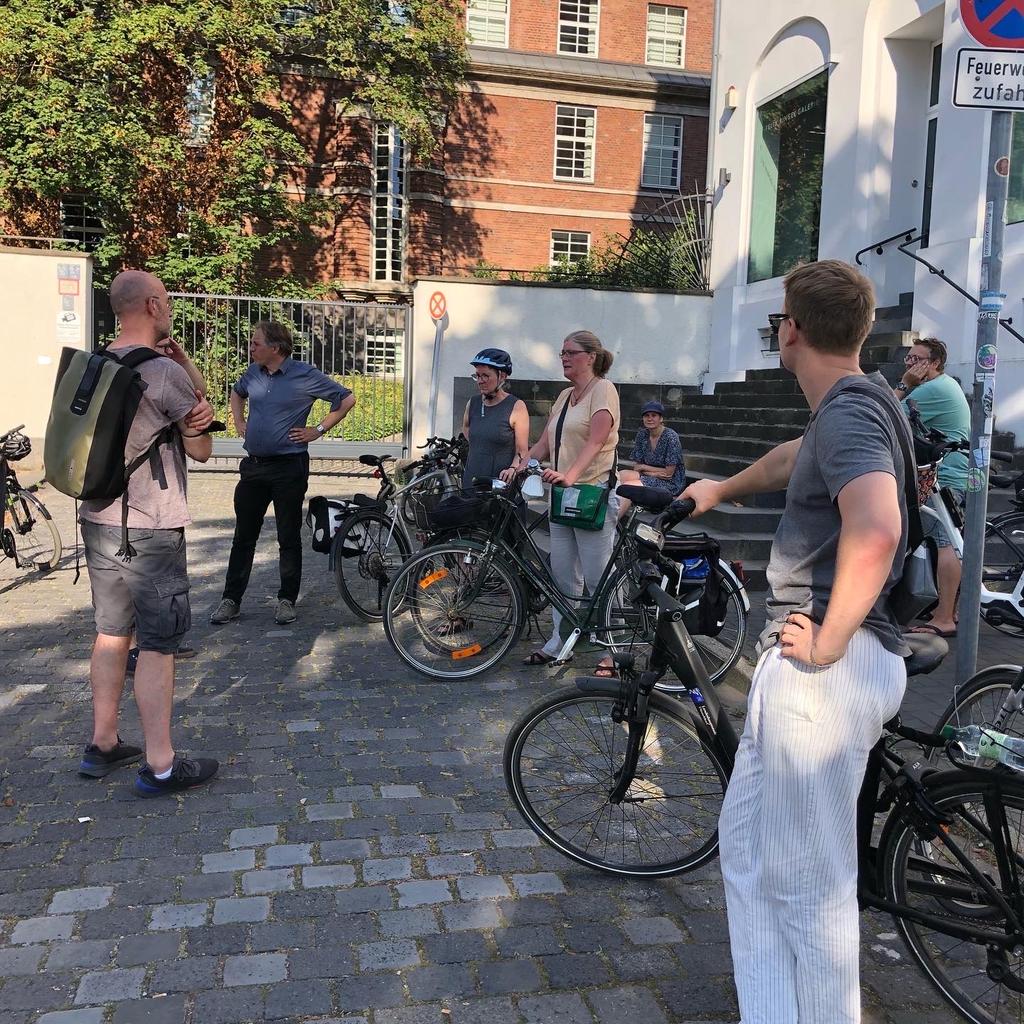 Die Bezirksvertreter*innen aus dem Stadtbezirk 1 hatten diese Woche die Gelegenheit, unseren Verkehrsdezernenten Jochen Kral bei einer gemeinsamen Radtour auf Konfliktpunkte im Straßenverkehr hinzuweisen. Wir Grüne waren zahlreich vertreten.
🚶🏿‍♂️🧑‍🦽🛴🚲🚘