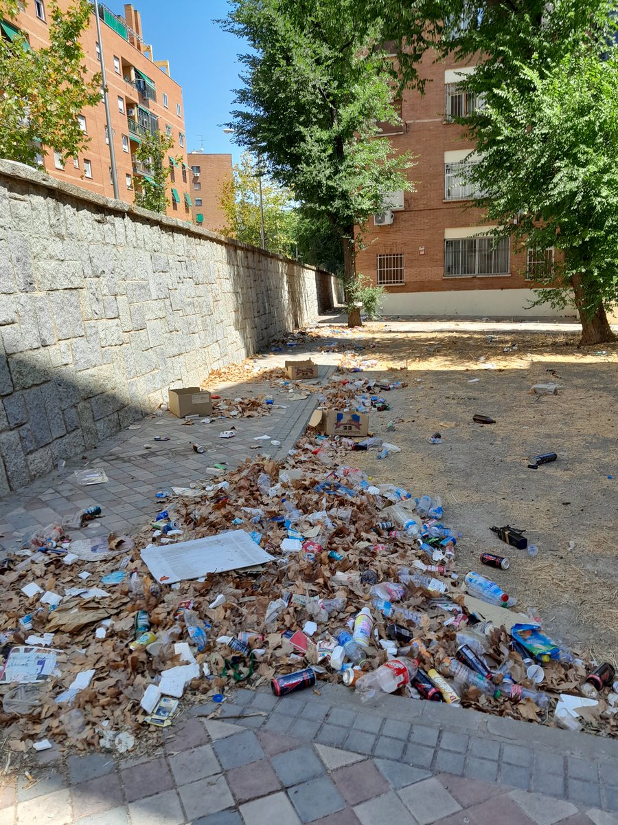 pablitus2012's tweet photo. Sí, esto es la calle Eduardo Rivas ,y Sí, esto es MADRID CAPITAL,a los "vecinos" de esta calle parece imposible educarlos pero al menos algo de limpieza estaría bien ,lleva así todo el mes de Agosto y va a peor @madridreclama @Lineamadrid @AscoMadrid @012CMadrid @ComunidadMadrid https://t.co/Z8u7wsbTAW