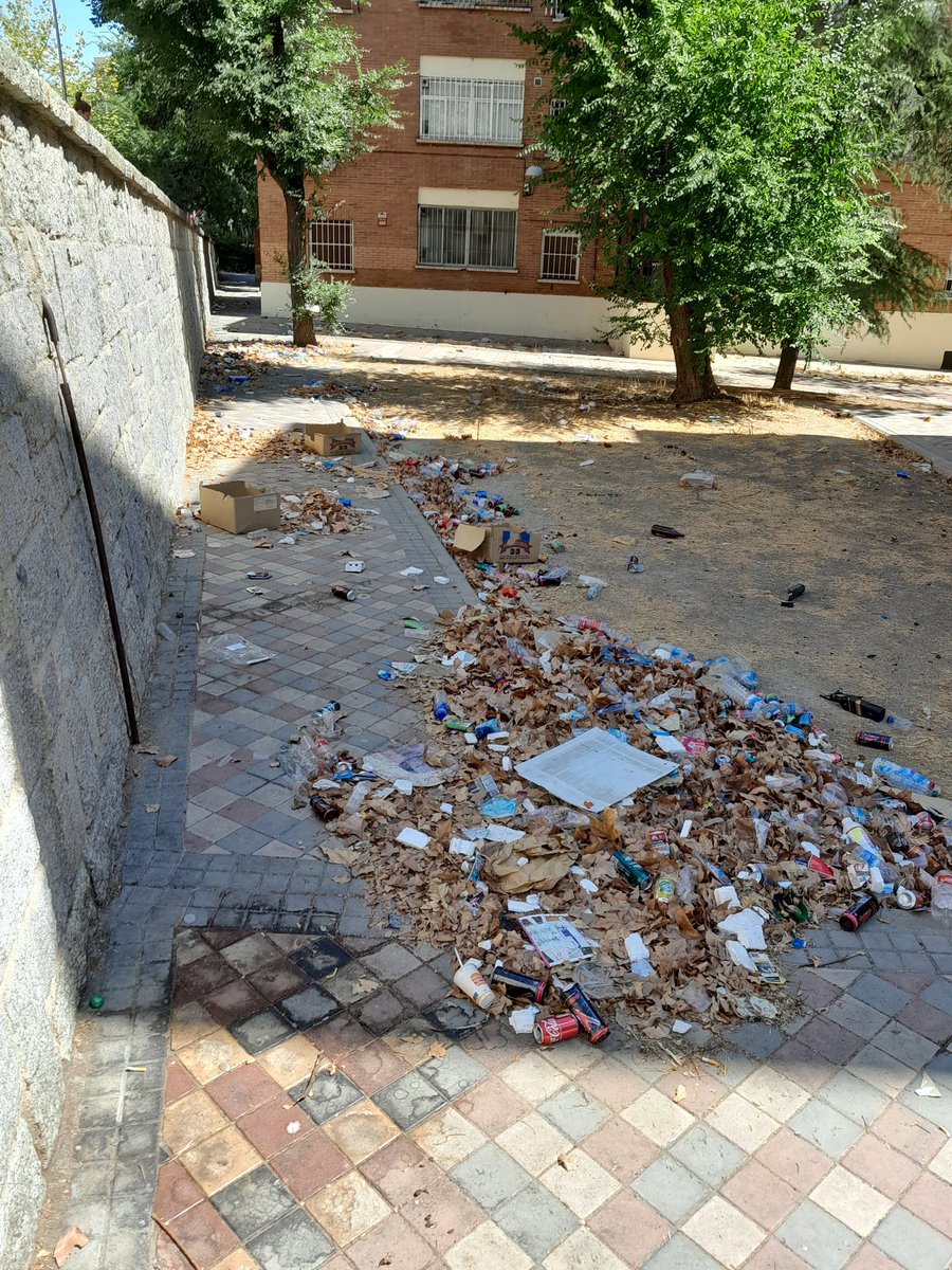 pablitus2012's tweet photo. Sí, esto es la calle Eduardo Rivas ,y Sí, esto es MADRID CAPITAL,a los "vecinos" de esta calle parece imposible educarlos pero al menos algo de limpieza estaría bien ,lleva así todo el mes de Agosto y va a peor @madridreclama @Lineamadrid @AscoMadrid @012CMadrid @ComunidadMadrid https://t.co/Z8u7wsbTAW