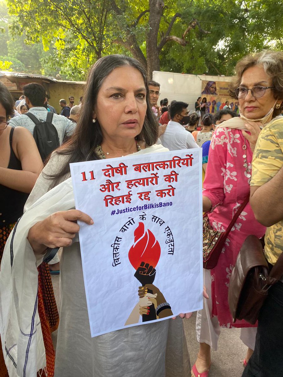 MeghnadBose93's tweet photo. At the protest in solidarity with Bilkis Bano today in Delhi's Jantar Mantar, actor @AzmiShabana tears up while addressing the protesters and later while speaking to the media, and unequivocally condemns the release of the 11 convicts.

@TheQuint https://t.co/M38a3yuCTp