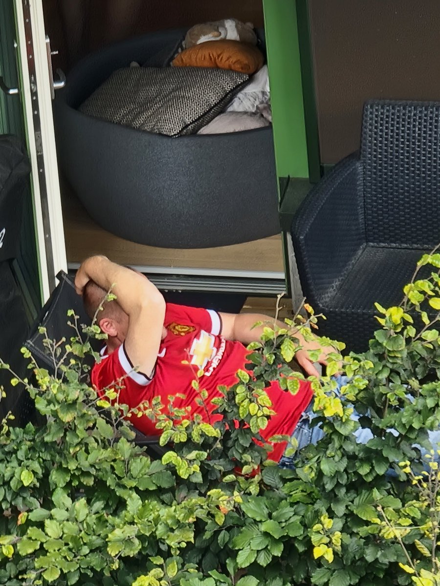 bsogge's tweet photo. My wife asked if he is a United man. No he said Liverpool is my team. He lost bet on Monday and have to wear United shirt for a week🤣 https://t.co/ThPayJqg8e