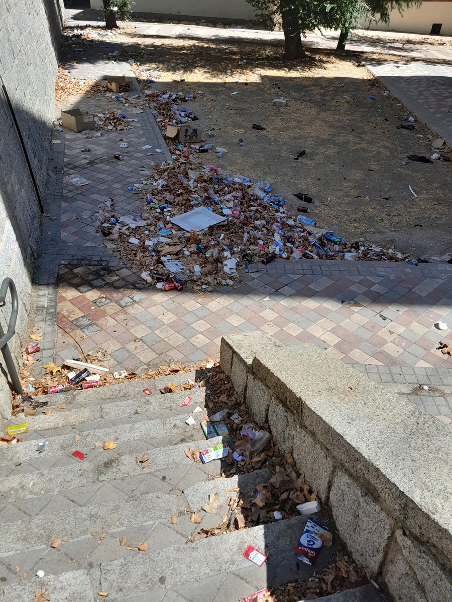 pablitus2012's tweet photo. Sí, esto es la calle Eduardo Rivas ,y Sí, esto es MADRID CAPITAL,a los "vecinos" de esta calle parece imposible educarlos pero al menos algo de limpieza estaría bien ,lleva así todo el mes de Agosto y va a peor @madridreclama @Lineamadrid @AscoMadrid @012CMadrid @ComunidadMadrid https://t.co/Z8u7wsbTAW