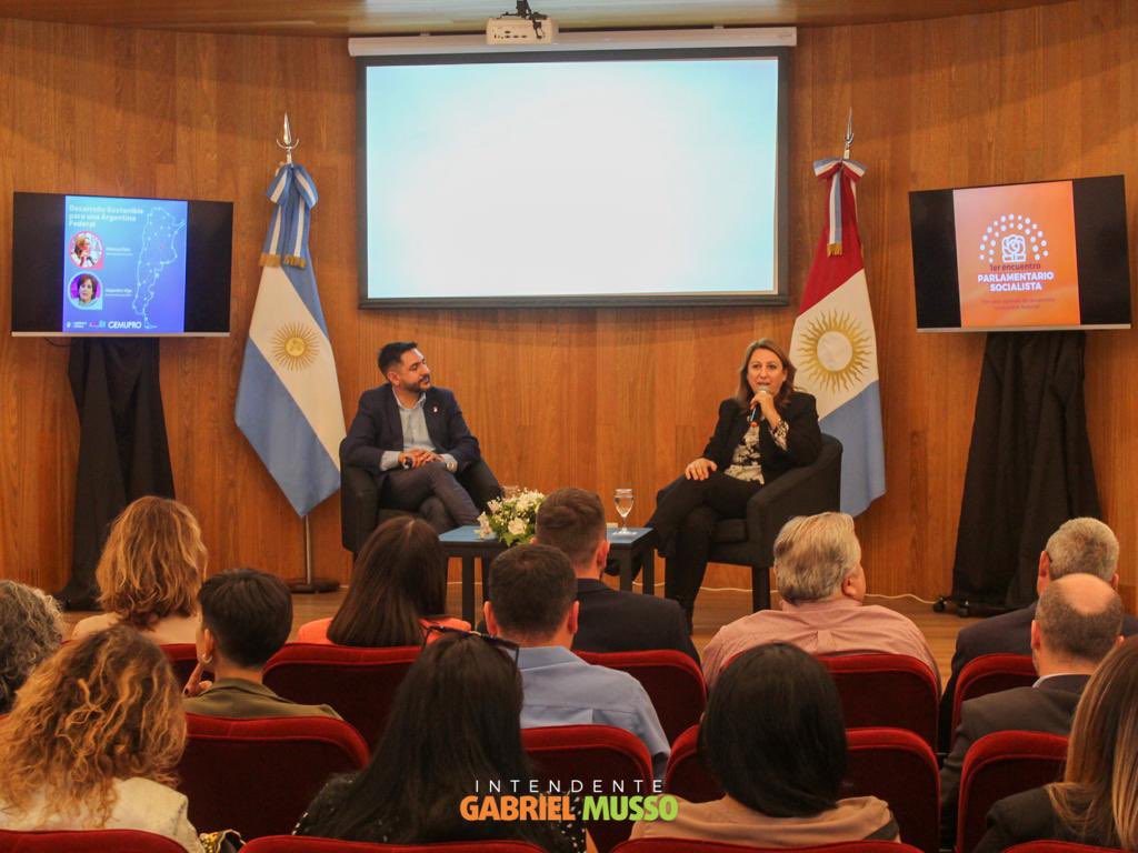 gabrieljmusso's tweet photo. Qué lindo reencuentro en la legislatura con compañer@s parlamentari@s de todo el país. Una bocanada de aire fresco el poder escuchar a Mónica Fein siempre racional, precisa, sensata reflexionando sobre federalismo y sobre la coyuntura de nuestro país. https://t.co/48KZYzRXPW