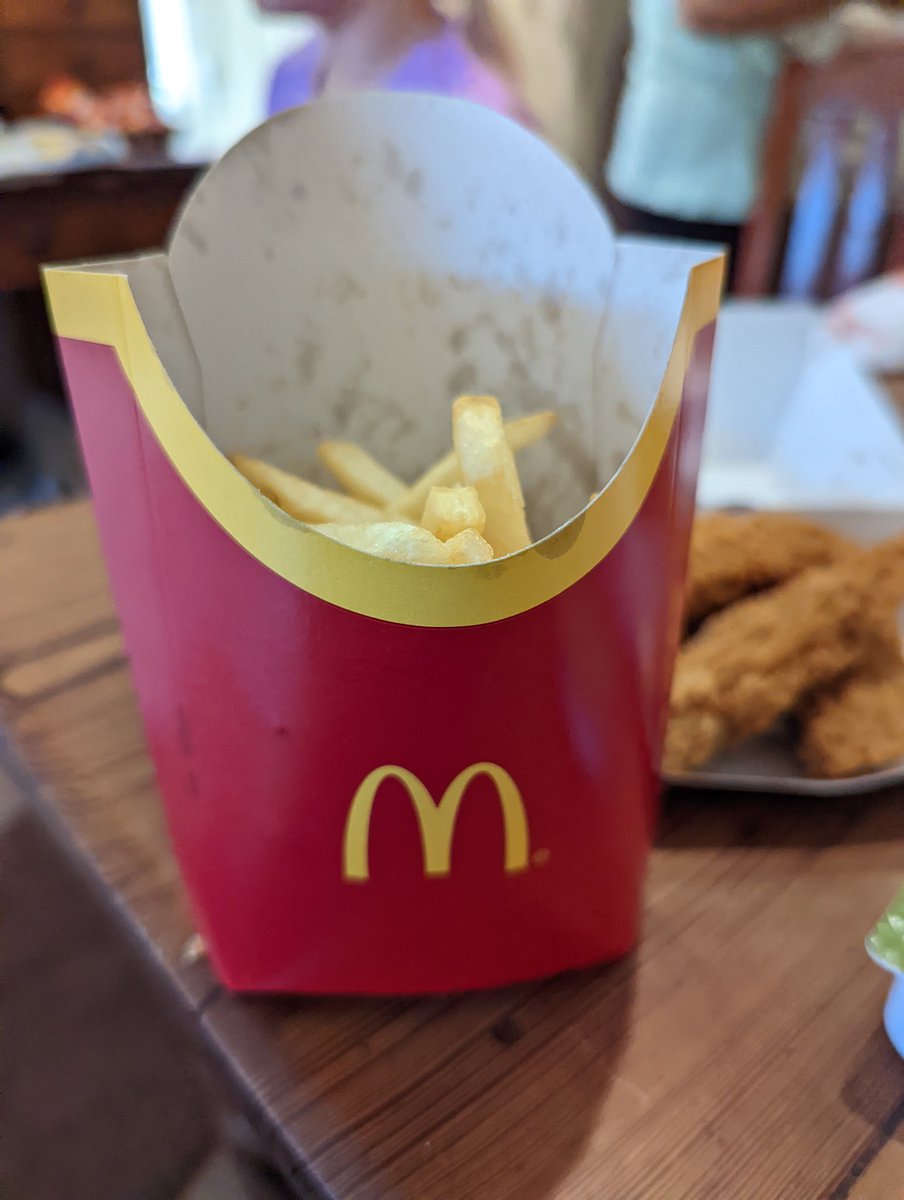 Hx04's tweet image. Call that a large... where's the rest @McDonaldsUK ??? #notimpressed