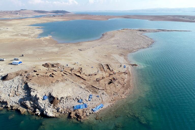MySamudera's tweet photo. Kota Purba 3,400 Tahun ‘Muncul’ Ditengah-tengah Sungai Tigris yang Makin Kering..

Ahli arkeologi menemui runtuhan istana, bangunan besar dipercayai sebuah bandar kuno setelah air di empangan Mosul, Iraq mengering secara mendadak! 

Mereka syak ia.. https://t.co/BFbDnyuCyw