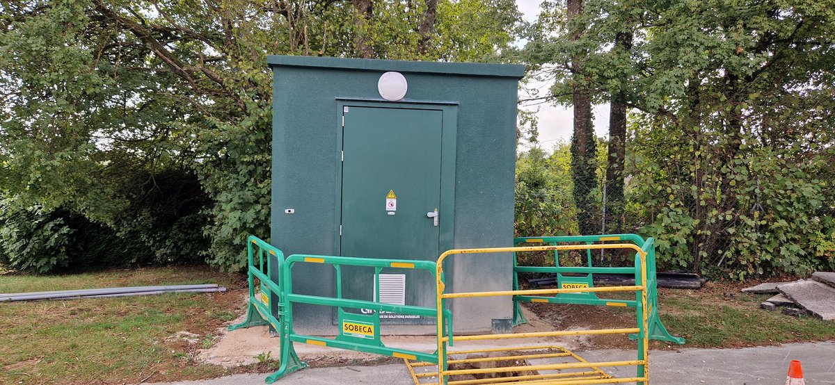 Hades73440's tweet photo. [#Fibre] Quatre SRO  du #Doubs du réseau #DTHD est en place 👷🏼‍♂️🏗🏠.📍Situé à #Saint-Vit, #Velesmes-essart et #Pouilley-francais  ils raccorderont au #THD plusieurs communes #Ftth @Chauvin_JL @DiopticAI @Cjacklee13 @EQUANS_France @sobeca. Manque plus que 4-5 #SRO https://t.co/L6TzUwoATA