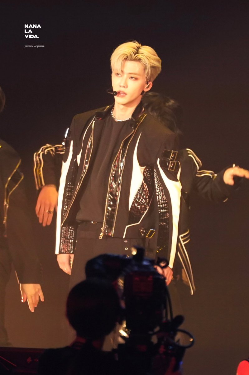 มึงดูเขา​ ผมบลอนด์เงินเปิดข้างเซตเปิดหน้าผากทรงพลังชิบหาย​ แล้วดูหน้าดุมาก​ หล่อสัด ㅠㅠㅠㅠㅠㅠㅠㅠㅠㅠㅠ