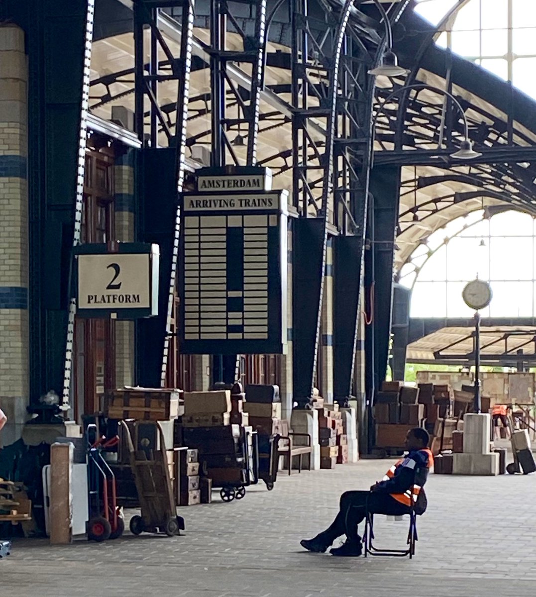 stefan_930's tweet photo. Station Haarlem doet vandaag even dienst als “Amsterdam Centraal”. #haarlem #filmopnames #ns #treinleven https://t.co/XVcVKxqaUf