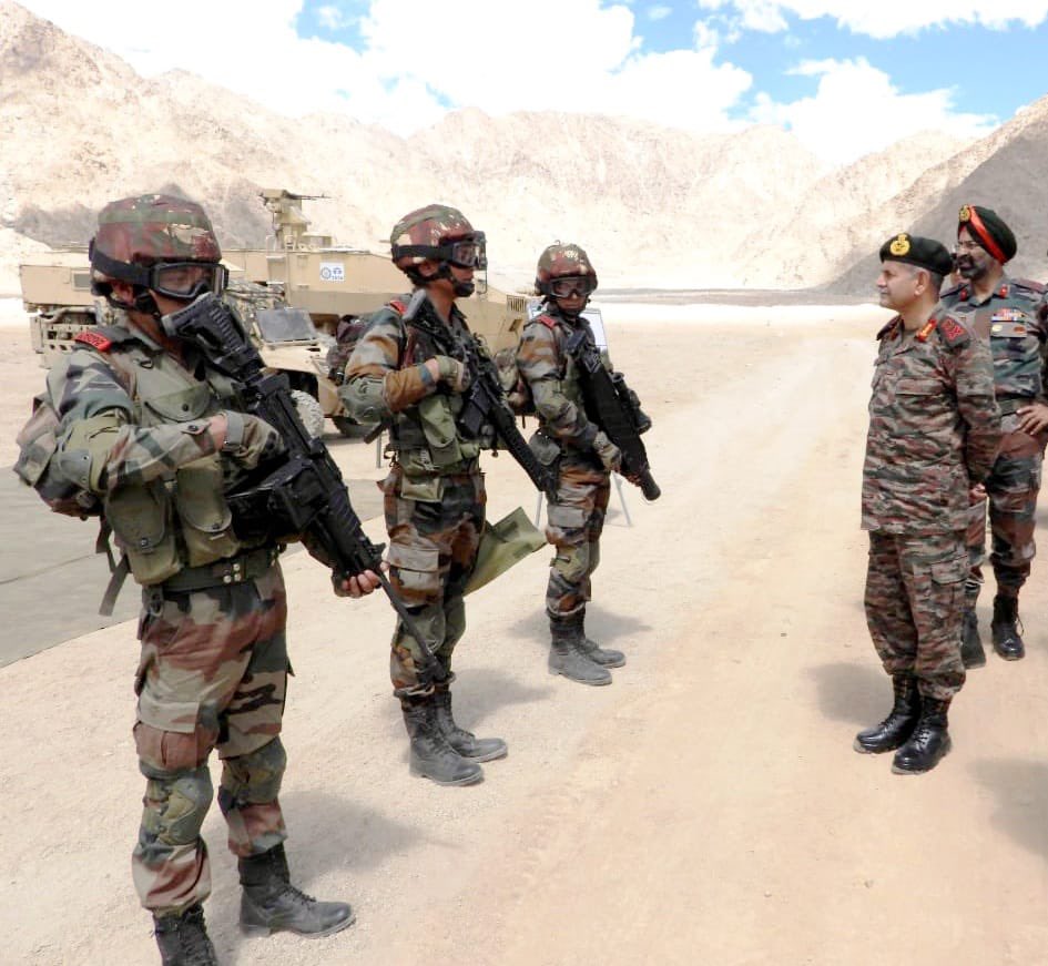indiasentinels's tweet photo. Northern Army Commander Lt Gen Upendra Dwivedi reviewed #ExerciseRedHunt; augmentation in lethality, survivability, mobility
& situational awareness being demonstrated, exploiting the newly inducted weapons & equipment.
@NorthernComd_IA @adgpi https://t.co/kG0aHc0tC4
