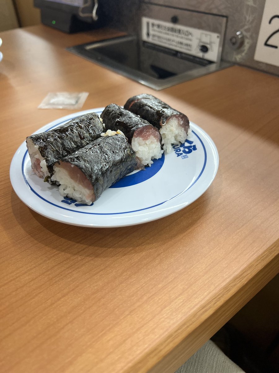 久しぶりに回転寿司来たら…
鉄火巻きを頼んだのですが
これはなんと言う巻物ですか?