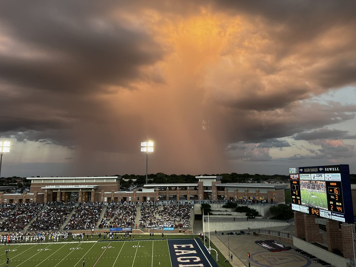 aggiewayne's tweet photo. #wfaaweather #FridayNightLights Some amazing weather at the Allen Eagle game last night. https://t.co/kP3HMnjo3D