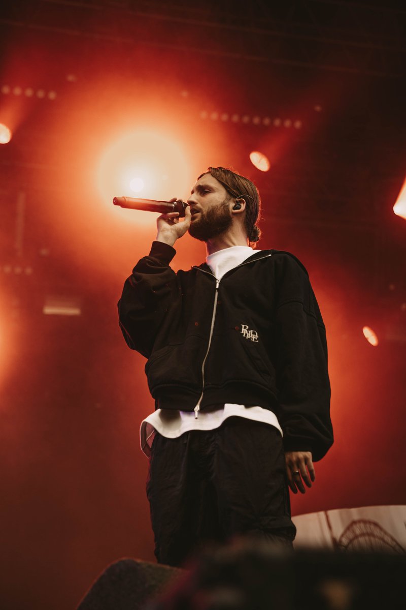 De foto's van de vrijdag zijn om door een ringetje te halen! Gezelligheid bij de Middag van het Sentiment, vuige blues van Drum &amp; Beeker, trage flow van Kevin, moshen bij Hang Youth, meezingen met Froukje en nog veel meer. Check alle foto’s op Facebook!