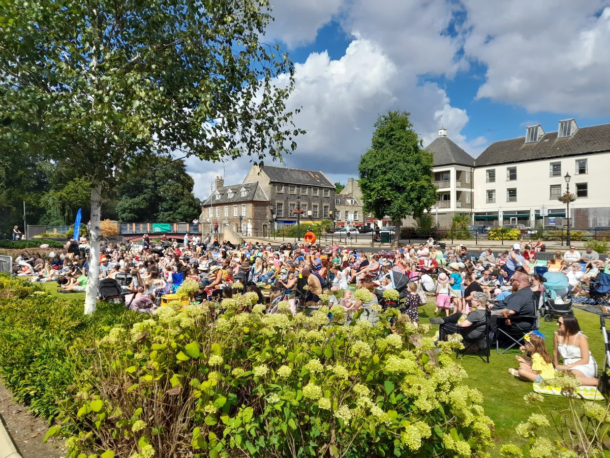 GreaterThetford's tweet photo. What a brilliant turnout for film 1 of 6 this weekend. #Encanto proving a massive hit. Thank you to @BreckCouncil, @ThetfordCouncil, @LightThetford and all the vendors for a great weekend to come. Don’t forget, the outdoor cinema at Riverside is FREE all weekend! https://t.co/pyrQCySawz