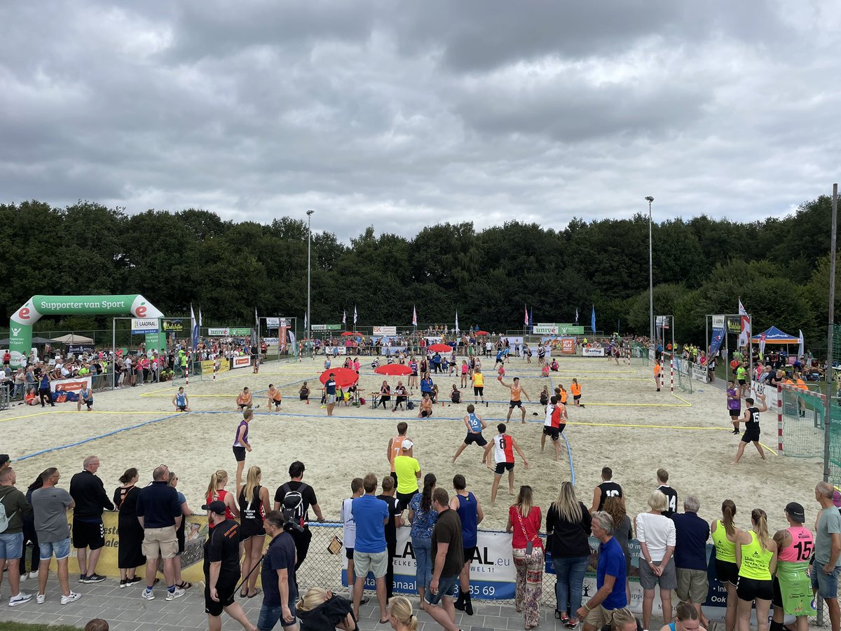 GerwinBruns's tweet photo. DTT Tennistoernooi &amp; NK Beachhandbal op ons tennis en beachpark 🏖 Stadskanaal. Vandaag &amp; morgen tennis en beachhandbal ! Genoeg wedstrijdenom te kijken met morgen de finales. Kom kijken 👀 het is prachtig weer ☀️😎 https://t.co/ngzxonosB2