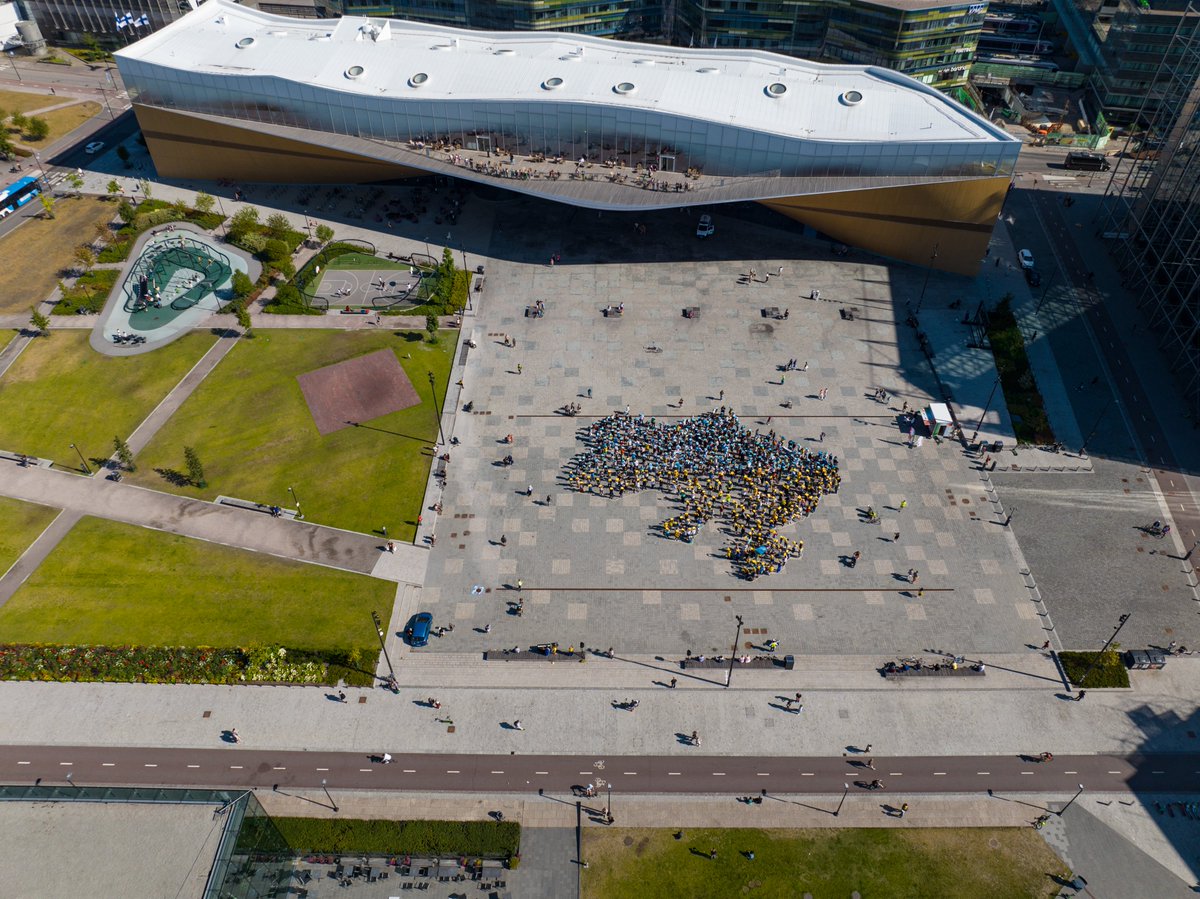 Lauantaina Helsingin keskustan Kansalaistorilla seisoi rinnakkain ukrainalaisia, suomalaisia ja muiden maiden kansalaisia elävässä kartassa, joka näytti Ukrainan sen oikeine rajoineen. Kuva: Jouni Soikkeli  ukrainians.fi/fi/tiedote-sat…   #ukraina