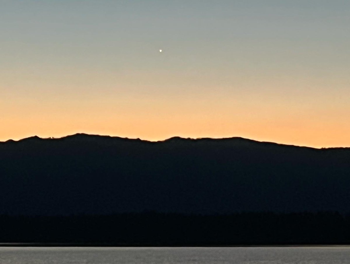 memphis_tom's tweet photo. Another gorgeous blue hour ahead of sunrise. Venus is just above the mountains. #payettelake #mccallid https://t.co/HCC0okkqSK