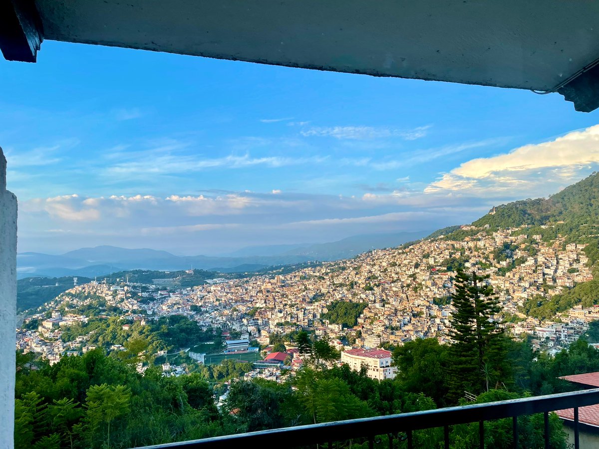 TurismoTaxco's tweet photo. ar2_mx: :#Ar2BuenosDías🦎☀️:
Sábado 28 de agosto, INICIAMOS TRANSMISIONES desde #TaxcoDeAlarcón, #Guerrero. Son las 7:50 am y amanecemos con 15°C. 

PD: primeros rayos del Sol pintan este pueblo mágico desde la habitación. Arriba #BandaTwittera. https://t.co/WYHrmjLlMQ #Hote…