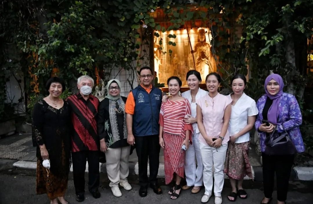 AndiSinulingga's tweet photo. Banyak yg senang lihat Veronica Tan berada di barisan Anies Baswedan begitu, adem ngelihatnya. 

Melawan orang yg suka buat keributan, ngamuk2 gak jelas, fitnah, tuding, caci maki sana sini itu memang cukup dgn tindakan yg kongkrit saja, tak perlu di balas dgn kata2. 

We'll see. https://t.co/cbVwvLqHpI