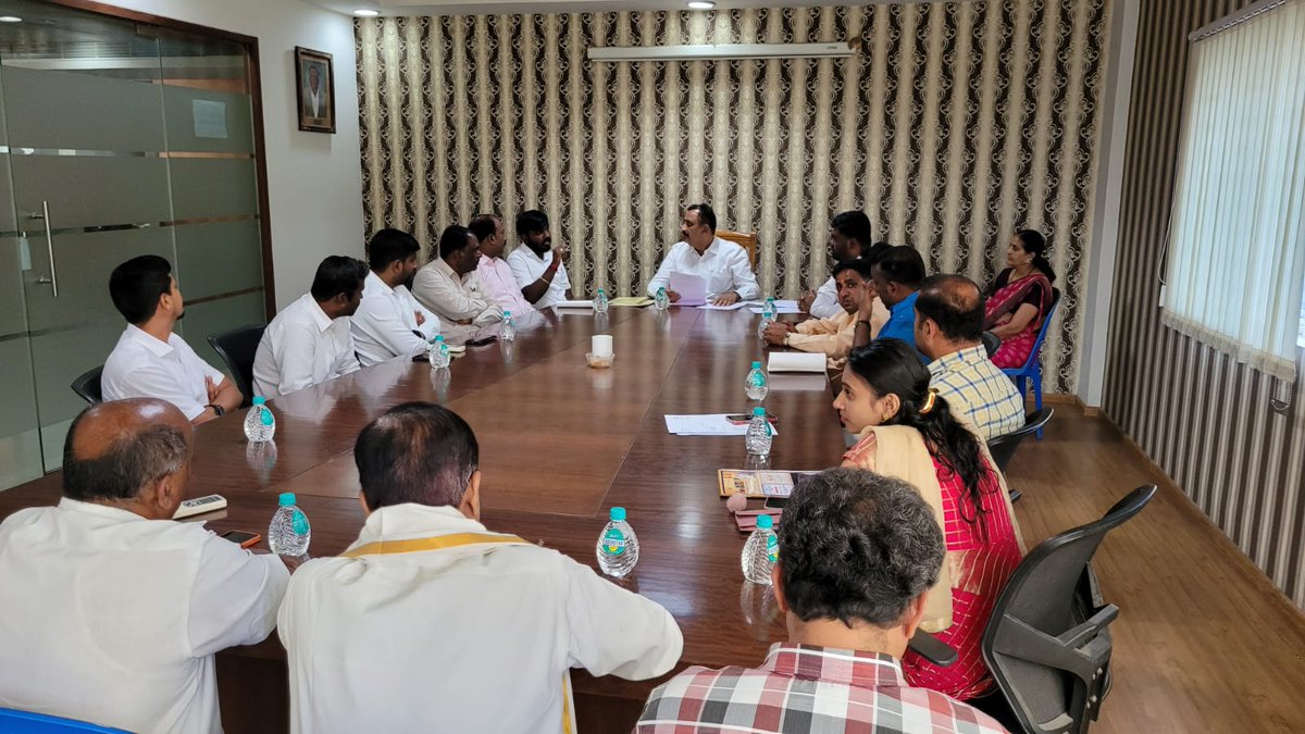 MRajkumarBNDCC's tweet photo. Bangalore North District Congress Committee President M Rajkumar held a meeting with the Block Presidents and Ward Presidents of *Rajarajeshwarinagar Assembly Constituency* regarding the upcoming BBMP elections in his office. @duttabhishek @rssurjewala @DKShivakumar https://t.co/NwGhixWUBP