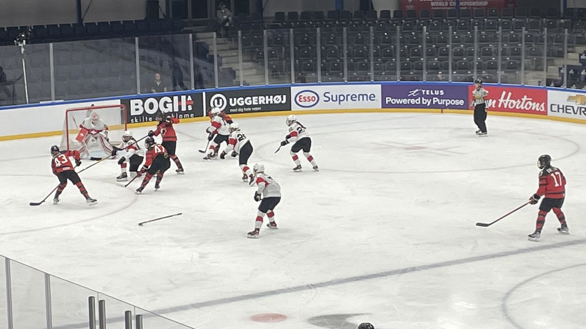 FSauveRC's tweet photo. Sur place au championnat du monde de Hockey féminin à Herning Danemark canada suisse en 2 e péri. canada 3 20:16 heure local https://t.co/qv601Z8doF