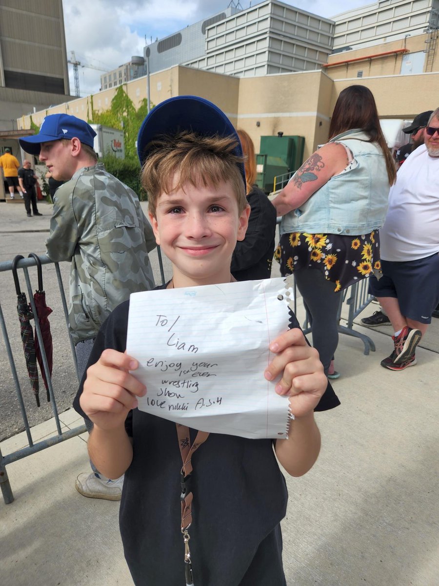 JenBStrong's tweet photo. @WWENikkiASH is such an amazing human being. She really made my son’s first #WWE  wrestling event a memorable one last Sunday in London, Ontario. Thank you, Nikki! Liam is so happy he met you! #WWERaw #wwefan #WrestlingCommunity https://t.co/53DFuK15qC