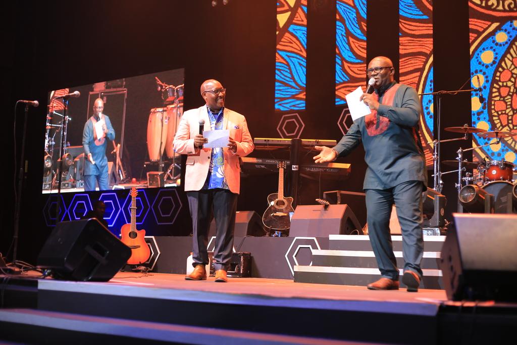 Legendsaliveug's tweet photo. Spicing up the night. Great MCs - So original. @MukiibiAbey, @isaacrucci
#LegendsAliveUg, #MoniqueSeka, #rgConsult. 

Grooving with:@bukeddetv ,@newvisionwire , @PepsiUganda , @simbaradio , @nakaseromarket1#LegendsAliveUg, @RemmygiousL https://t.co/6ouOEKsLO1