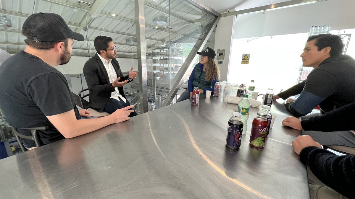Produccion_Ecu's tweet photo. .@cristina_solis, Viceministra de Producción e Industrias (s), visitó la empresa #Induloja, dedicada a la producción de bebidas saludables como la tradicional horchata, logrando posicionar su producto en el mercado local y actualmente se encuentra exportando a EE.UU.🇺🇸y Europa🇪🇺 https://t.co/LsdOUmZFA0