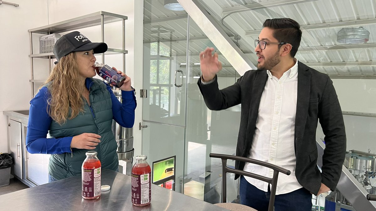 Produccion_Ecu's tweet photo. .@cristina_solis, Viceministra de Producción e Industrias (s), visitó la empresa #Induloja, dedicada a la producción de bebidas saludables como la tradicional horchata, logrando posicionar su producto en el mercado local y actualmente se encuentra exportando a EE.UU.🇺🇸y Europa🇪🇺 https://t.co/LsdOUmZFA0