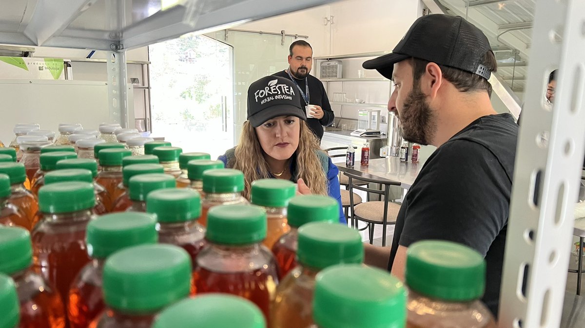 Produccion_Ecu's tweet photo. .@cristina_solis, Viceministra de Producción e Industrias (s), visitó la empresa #Induloja, dedicada a la producción de bebidas saludables como la tradicional horchata, logrando posicionar su producto en el mercado local y actualmente se encuentra exportando a EE.UU.🇺🇸y Europa🇪🇺 https://t.co/LsdOUmZFA0