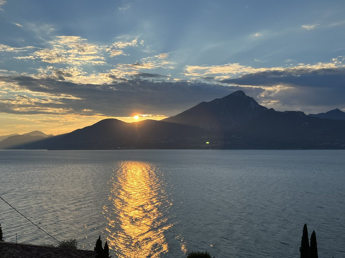 msommacampagna's tweet photo. Here comes the sun ☀️ #gardalake https://t.co/2ALYzRJYjf