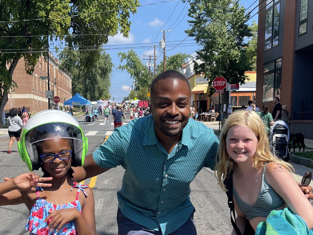 _allysonfinch's tweet photo. Hey there, it’s our next #Ward5 @councilofdc member, @ZacharyforWard5. Happy to see you Zachary & ready to #BuildaHealthy5 together ❤️. #OpenStreetsDC https://t.co/fddzelfUTM