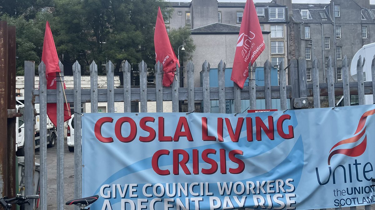 Young Communists attended a picket outside the Cowans' close depot with cleansing workers in Edinburgh. 

The YCL stands, as always, in solidarity with the striking workers against COSLA's derisory pay offers and you should too!