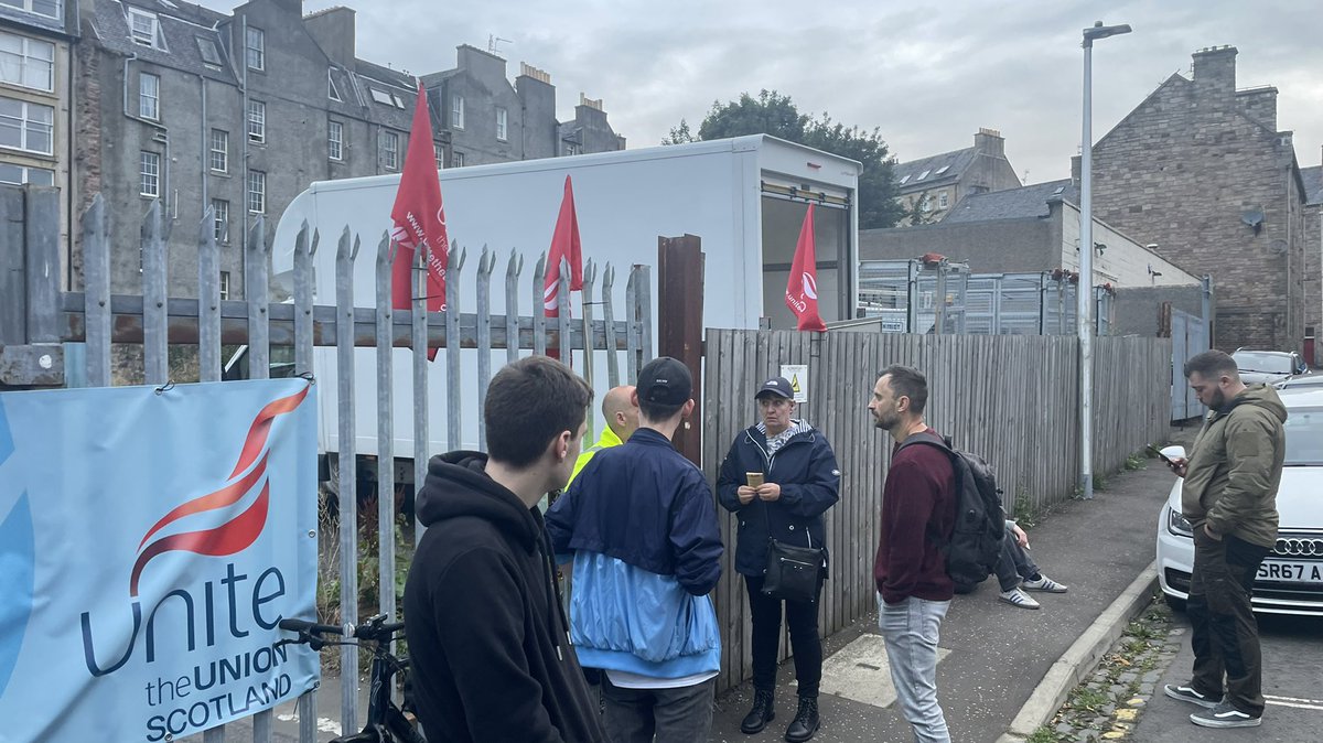 YCLEdinburgh's tweet photo. Young Communists attended a picket outside the Cowans' close depot with cleansing workers in Edinburgh. 

The YCL stands, as always, in solidarity with the striking workers against COSLA's derisory pay offers and you should too! https://t.co/zAhLyLEjhy