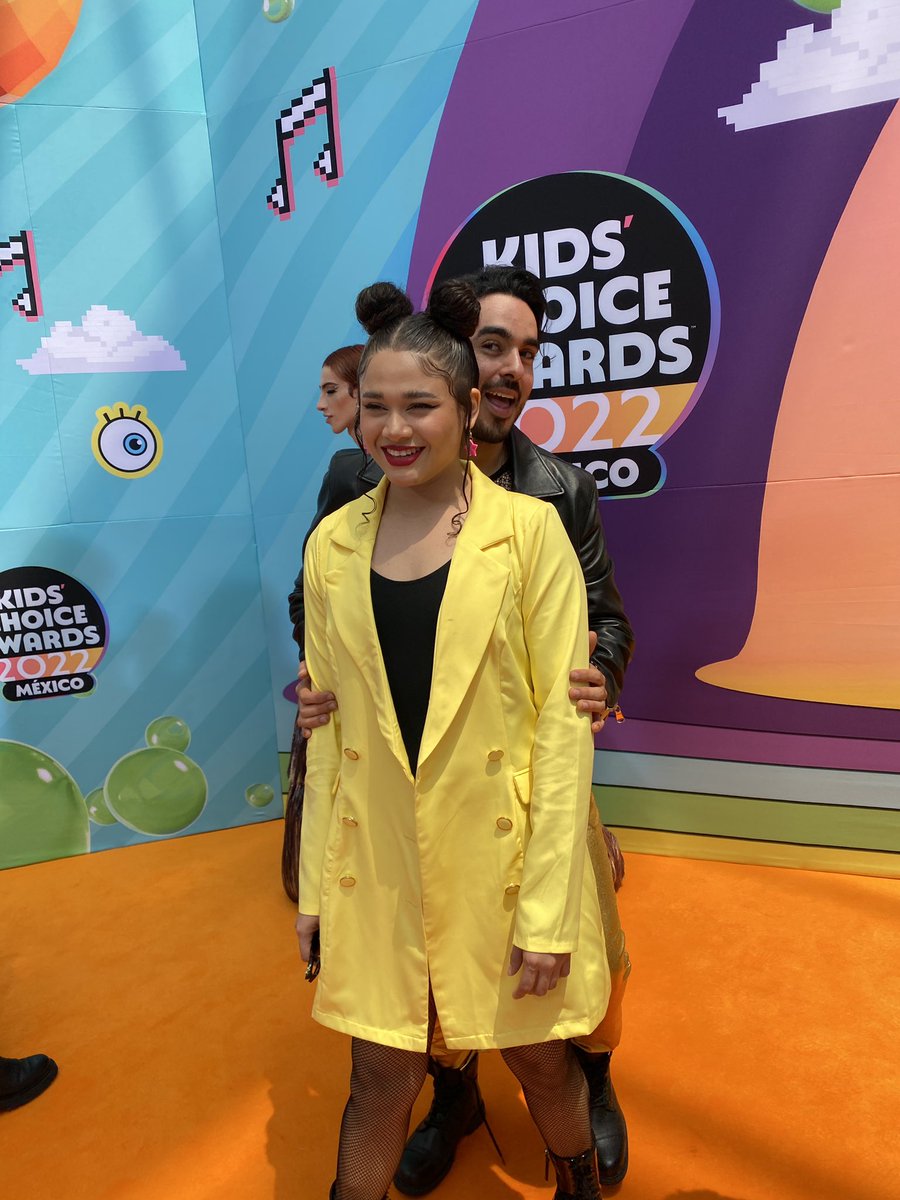 EstiloDF's tweet photo. Los ganadores de #LaAcademia @Cesia_Saenzz y @andresseuv llegaron con toda la energía a la alfombra de los #KCAMexico2022 ⚡️ https://t.co/1fENijzOot