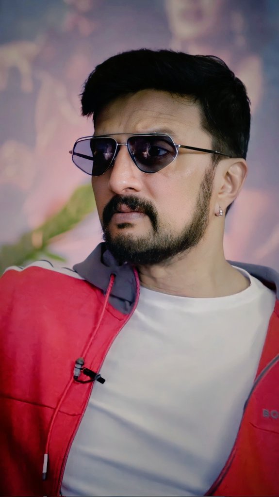 TeamKiccha's tweet photo. ಪ್ರೀತಿಯ ರನ್ನ , ಅಭಿಮಾನಿಗಳ ಚಿನ್ನ!

#KingKicchaBdayCDР

#KicchaSudeep #VikrantRona https://t.co/jr8ptJYXXY