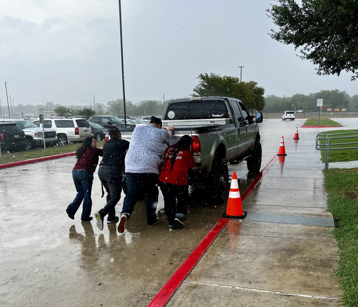 swisd_mcn's tweet photo. Several McNair Staff members including Principal Cruz, Ms. Pichardo, Mr. Martinez and Ms. Pena helped a fellow Challenger who had car troubles during a rainy dismissal. Safety first at McNair. #ChallengerFamily https://t.co/TDCeKGCELU